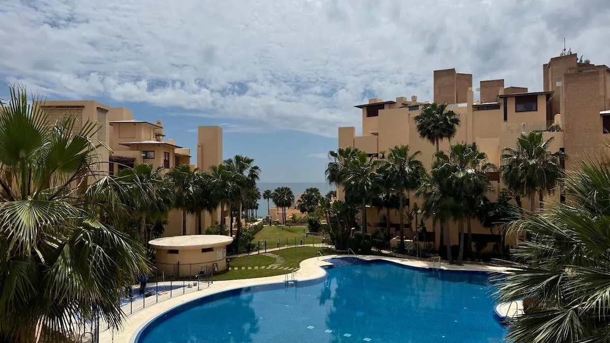 Exclusive 2 Bedroom Apartment Εστεπόνα